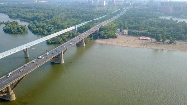 Puente del Metro y Puente Comunitario. Panorama de la ciudad de Novosibirsk. Vista sobre el río Ob. Rusia, de Dron —  Fotos de Stock