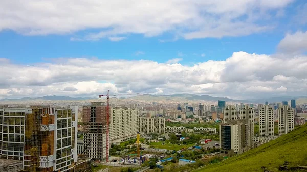 Mongolië, Ulaanbaatar Panorama van de stad van een s-oog van de vogel uitzicht bij bewolkt weer. Aanvoer, van Drone — Stockfoto