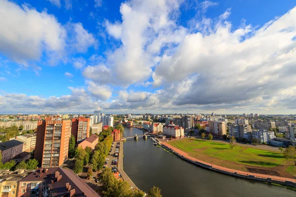 Molnigt väder i Kaliningrad. Floden Pregel, banvallen av den — Stockfoto