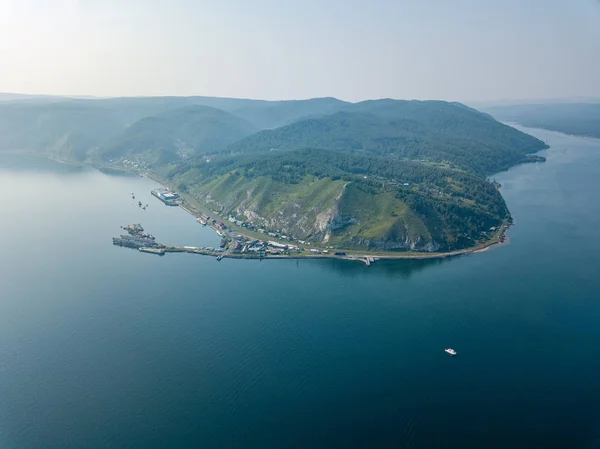 Ryssland, hamnen och stationen Baikal. Källan till floden Angara — Stockfoto