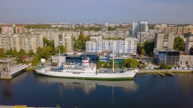 Rusya, Kaliningrad - 21 Eylül 2018: Bilimsel araştırma gemisi Vityaz. Gemi dünya okyanus iskelede müze sergiler. Pregolya Nehri, uçak 