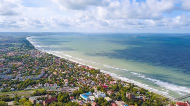 Rusya, Zelenogradsk. Baltık Denizi, dron üzerinden panoramik manzaralı 