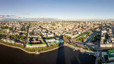 Panorama adlı günbatımı. Ekaterinburg şehir merkezi. Russ