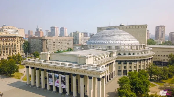 Rusland, Novosibirsk - juli 19, 2018: Novosibirsk staat academische Theater voor Opera en Ballet, van Dron — Stockfoto