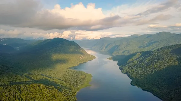 Vista panoramica del lago Teletskoye, Arrampicata alle nuvole. Russia, Altai. Montagne ricoperte di boschi, Da Drone — Foto Stock