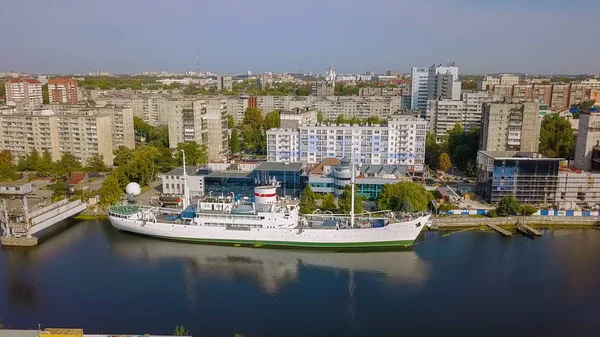 Russia, Kaliningrad - September 21, 2018: Scientific-research vessel VITYAZ. Ships exhibits of the Museum of the World Ocean at the pier. Pregolya River, From Drone — Stock Photo, Image