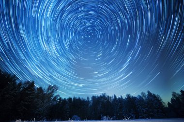 Yıldızlı gökyüzü kutup yıldızı döner. F içinde iz bırak