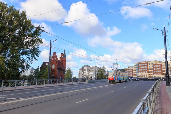 Rússia, Kaliningrado - 25 de setembro de 2018: Tram on the High Bridg — Fotografia de Stock