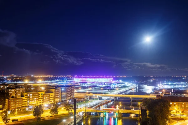 Rusia, Kaliningrado - 24 de septiembre de 2018: Noche Kaliningrado. Luna con nubes sobre el estadio Kaliningrad Arena — Foto de Stock