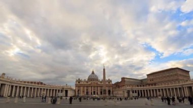 Aksaklık etkisi. Aziz Peter Bazilikası. Roma, Italya. Timelapse-26 Şubat 2015: ünlü Meydanı, Hıristiyanlığın ana Tapınağı-St Peter Bazilikası duruyor. Video. UltraHD (4k)