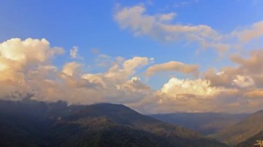 Aksaklık etkisi. Dağlarda gün batımı, Ridge Psakho. Soçi, Rusya. Video. UltraHD (4k)