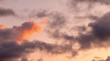 Aksaklık etkisi. Gün batımında bulutlar var. Timelapse. Soçi, Rusya. Video