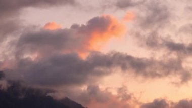 Aksaklık etkisi. Gün batımında tepe eğim. Zoom. Timelapse. Soçi, Rusya. Video