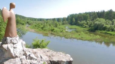 Aksaklık etkisi. Umut Birleşik melek. Sverdlovsk Region, Rusya-Mayıs 30, 2015: Doğa Parkı Deer Streams fotoğrafı. Video. UltraHD (4k)
