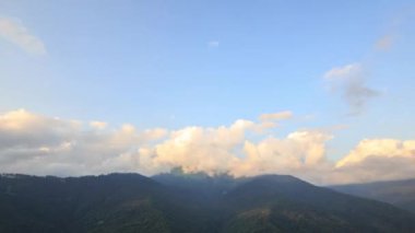 Aksaklık etkisi. Gece dağlarda. Zaman atlamalı. Ridge Psakho, Sochi, Rusya. Video. UltraHD (4k)