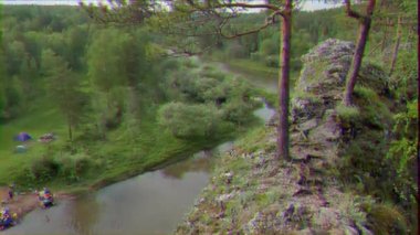 Aksaklık etkisi. Serga Nehri. Kayalıkların manzarası. Rusya. Video. UltraHD (4k)