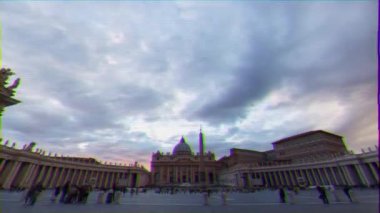 Aksaklık etkisi. Sunset 'te Aziz Peter Meydanı. Vatican City, Roma, Italya. Zaman atlamalı-26 Şubat 2015: ünlü Meydanı, Hıristiyanlığın ana Tapınağı-St Peter Bazilikası duruyor. Video. UltraHD (4k)