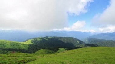 Aksaklık etkisi. Dağlarda bulutların gölgeleri. Zaman atlamalı. Soçi, Rusya. Video. UltraHD (4k)