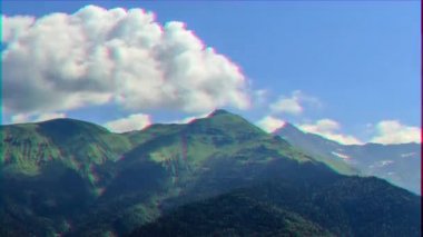 Aksaklık etkisi. Dağların üzerinde bulutlar var. Timelapse. HDR. Sochi, Rusya. Video. UltraHD (4k)
