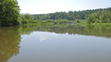 Aksaklık etkisi. Suyun pürüzsüz yüzeyi, Serga Nehri, Urals, Rusya. Video. UltraHD (4k)