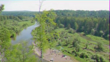 Aksaklık etkisi. Serga Nehri Vadisi. Urals, Rusya. Video. UltraHD (4k)