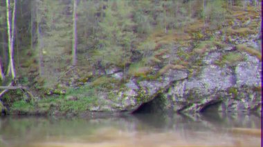 Aksaklık etkisi. Kıyı Nehri Serga, Urals, Rusya 'da Groth. Video. UltraHD (4k)