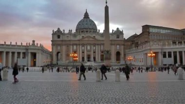 Aksaklık etkisi. Aziz Peter Meydanı. Akşam. Vatikan. Roma, Italya-26 Şubat 2015: ünlü Meydanı, Hıristiyanlığın ana Tapınağı-St Peter Bazilikası duruyor. Video. UltraHD (4k)