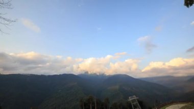 Aksaklık etkisi. Gündüz gecesi. Zaman atlamalı. Ridge Psakho, Sochi, Rusya. Video. UltraHD (4k)