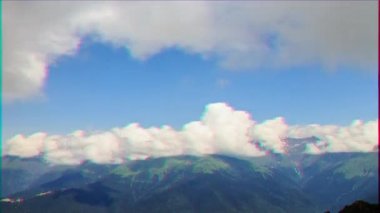 Aksaklık etkisi. Dağ tepeyi üzerinde bulutlar var. Zaman atlamalı. Krasnaya Polyana, Sochi, Rusya. Video. UltraHD (4k)