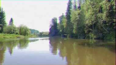 Aksaklık etkisi. Kayalıkların boyunca, Serga Nehri, Urals, Rusya. Video. UltraHD (4k)