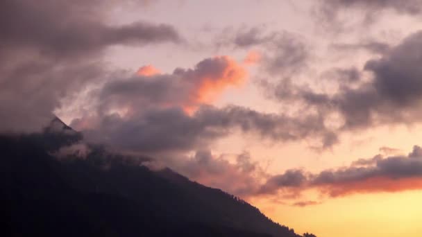 Effet scintillant. Coucher de soleil dans les montagnes. Timelapse. Sotchi, Russie. Vidéo. UltraHD (4K )