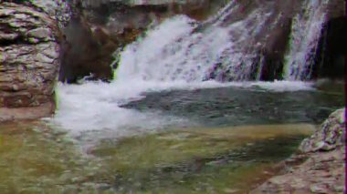 Aksaklık etkisi. Büyük Kanyon. Banyo Gençliği (Kara-Göl gölü). Kırım. Video. Ultrahd (4k))