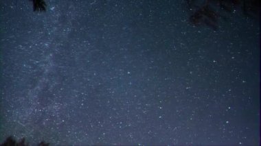 Aksaklık etkisi. Yıldızlı gökyüzü. Video. Ultrahd (4k))
