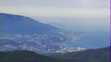 Aksaklık etkisi. Ai-Petri Dağı'ndan Yalta sahilinin panoraması. Kırım. Video. Ultrahd (4k))