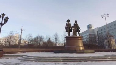 Aksaklık etkisi. Yekaterinburg, Rusya - 20 Aralık 2015: Tatishchev ve Gennin. Yekaterinburg, Rusya. Video. Ultrahd (4k))