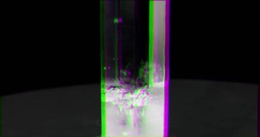 Aksaklık etkisi. Siyah arka planda orta Quartz tek kristal. Döngü. Video. UltraHD (4k)