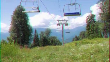 Aksaklık etkisi. Sandalye asansörü kayak pistinin üzerine taşımayın. Soçi, Rusya. Video. Ultrahd (4k))