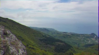 Aksaklık etkisi. Kırım sahilinin panoraması. Dağ Kedisi, Blue Bay. Kırım. Video. Ultrahd (4k))