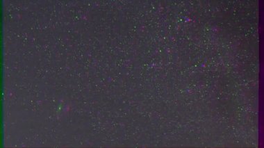 Aksaklık etkisi. Gökyüzündeçok renkli yıldızlar. Video. Ultrahd (4k))