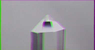 Aksaklık etkisi. Beyaz bir arka planda tek kristal kuvars. Döngü. Video. UltraHD (4k)