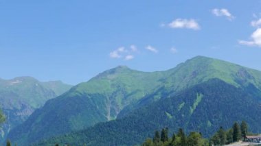 Aksaklık etkisi. Gazprom kompleksi, dağ manzarası. Soçi, Rusya. Video. Ultrahd (4k))