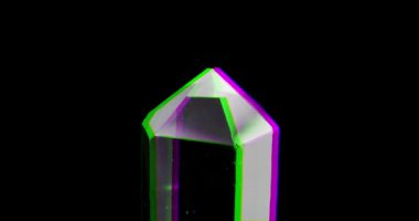 Aksaklık etkisi. Siyah bir arka planda tek kristal kuvars. Döngü. Video. UltraHD (4k)