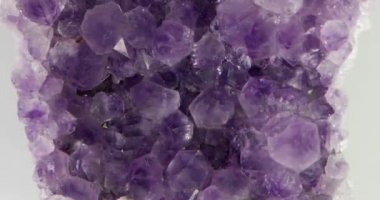 Aksaklık etkisi. Ametist Druse, dikey Panorama. Close. Video. UltraHD (4k)