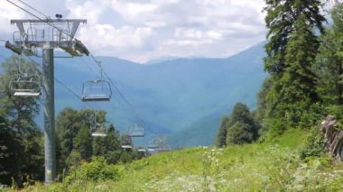 Aksaklık etkisi. Telesiyej'i kayak pistinde hareket ettirme. Soçi, Rusya. Video. Ultrahd (4k))