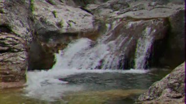 Aksaklık etkisi. Bath Youth, Kırım'ın Büyük Kanyonu'nu sulayın. Video. Ultrahd (4k))