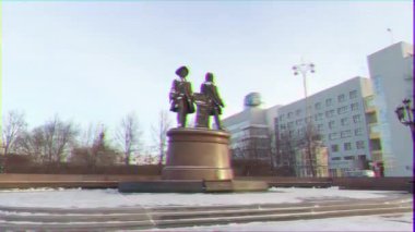 Aksaklık etkisi. Yekaterinburg, Rusya - 20 Aralık 2015: Tatishchev ve Gennin. Yekaterinburg, Rusya. Video