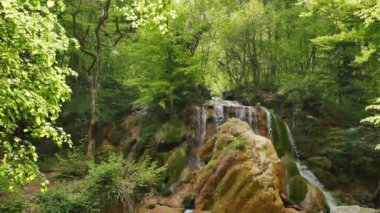Aksaklık etkisi. Şelale gümüş dere, görüş çöküşü sonra. Kırım. Video. UltraHD (4k)