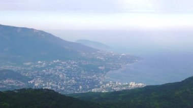 Aksaklık etkisi. Ai-Petri Dağı'ndan Yalta manzarası. Panorama. Kırım. Video. Ultrahd (4k))