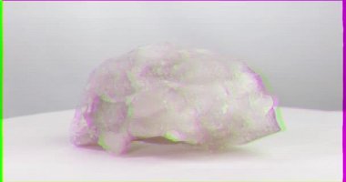 Aksaklık etkisi. Beyaz arka planda kuvars. Döngü. Video. UltraHD (4k)