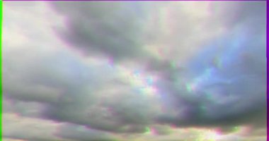 Aksaklık etkisi. Batan güneşin ışığında bulutlar. Zaman Atlamalı. Doğal Hdr. Video. Ultrahd (4k))